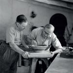 Una imagen de Llorens Artigas y Joan Miró trabajando juntos