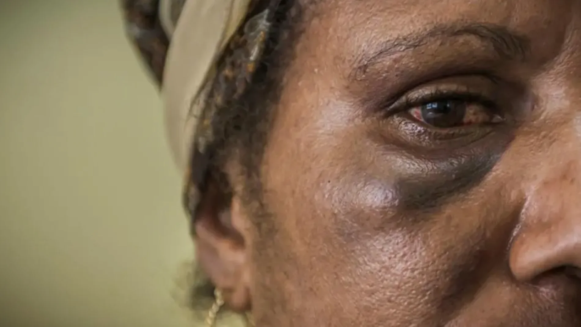 Una mujer en el centro de apoyo familiar de Port Moresby, Papúa Nueva Guinea