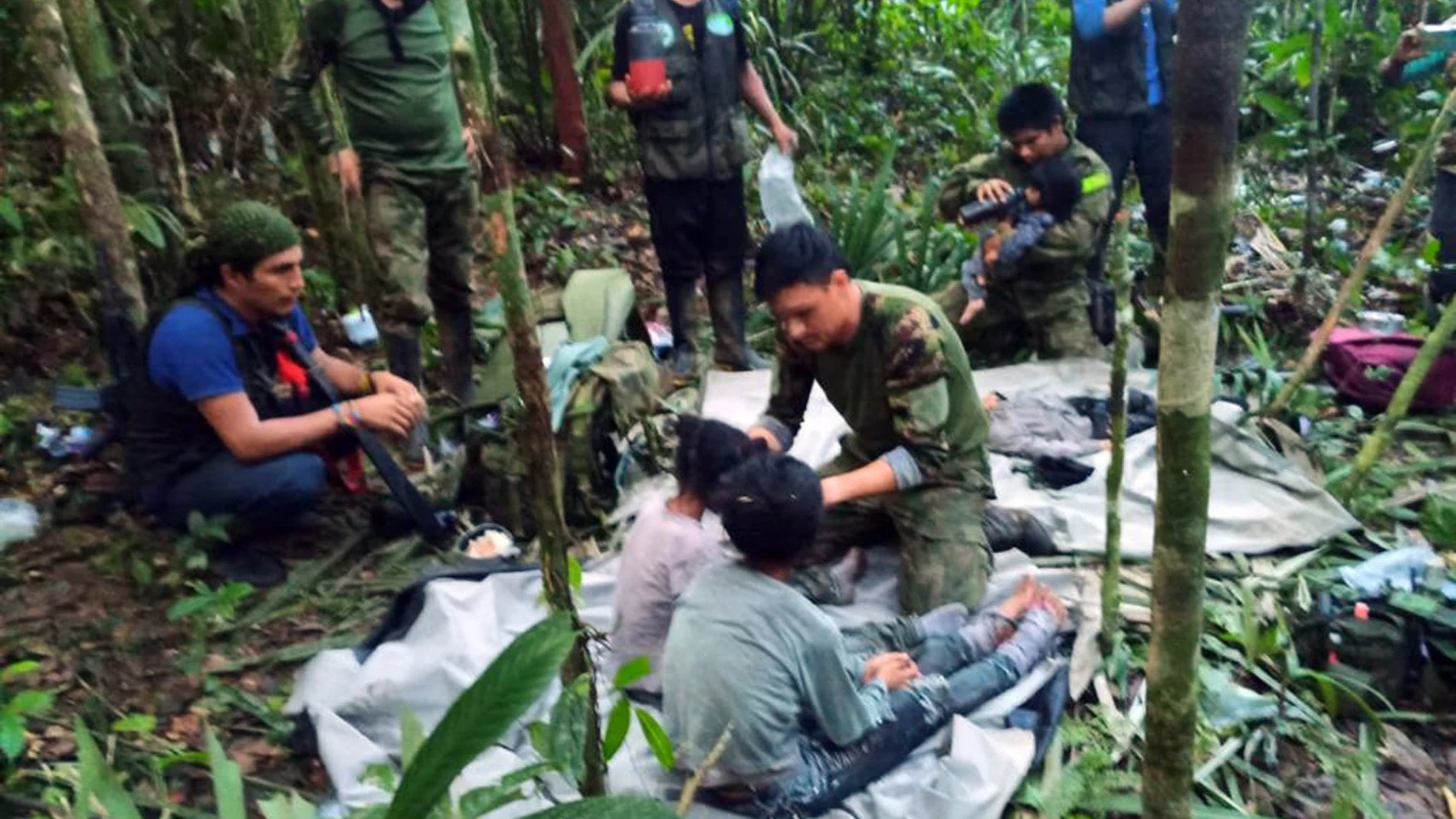 AME5667. GUAVIARE (COLOMBIA), 09/06/2023.- Fotografía cedida hoy por las Fuerzas Militares de Colombia que muestra a soldados e indígenas mientras atienden a los niños rescatados tras 40 días en la selva, en Guaviare (Colombia). Los cuatro niños que estaban perdidos desde el pasado 1 de mayo en las selvas del sur de Colombia tras el accidente del avión en el que viajaban junto a tres adultos fueron hallados con vida este viernes por militares que participaron en su búsqueda, informaron fuente...