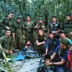 Soldados de las Fuerzas Armadas de Colombia e integrantes del equipo de búsqueda indígena con los cuatro niños