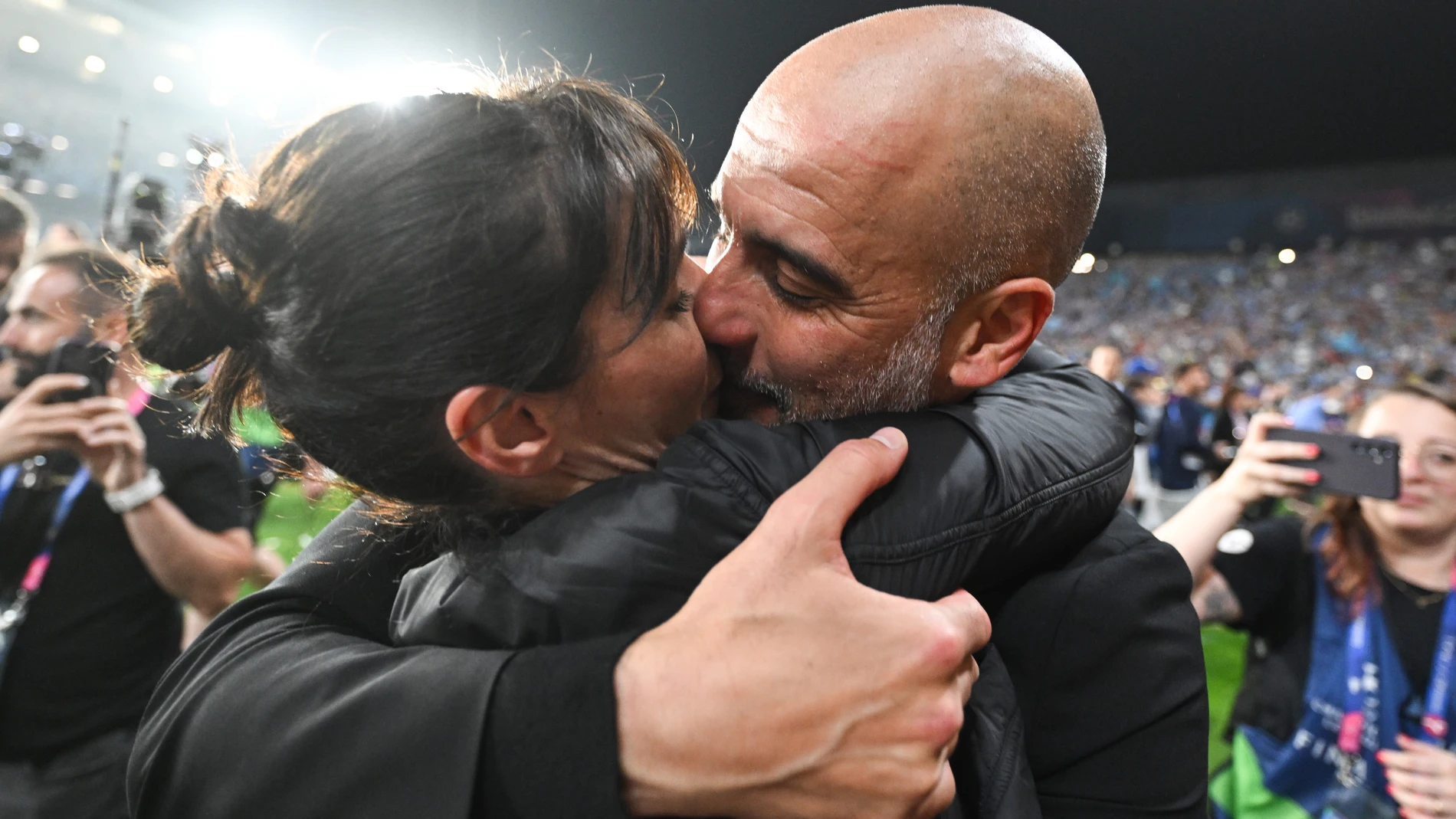 10 June 2023, Turkey, Istanbul: Manchester City manager Pep Guardiola kisses his wife Cristina following victory over Inter Milan in the UEFA Champions League Final soccer match at the Ataturk Olympic Stadium. Photo: Robert Michael/dpa 10/06/2023 ONLY FOR USE IN SPAIN