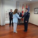 La delegada del Gobierno, Virginia Barcones, entrega las medallas a los agentes