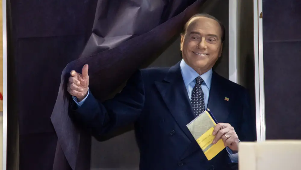  Silvio Berlusconi, Former Italian Prime Minister and leader of the center-right populist party Forza Italia, casts his ballot at a polling station during the Italian parliamentary elections