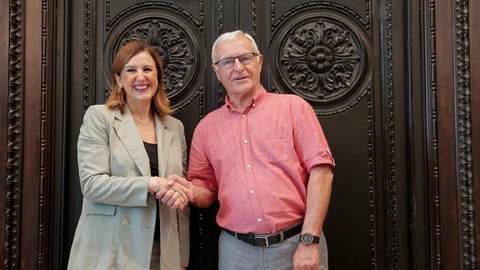 La candidata del PP a la Alcaldía de València, María José Catalá (PP), se reúne con el alcalde en funciones, Joan Ribó (Compromís)