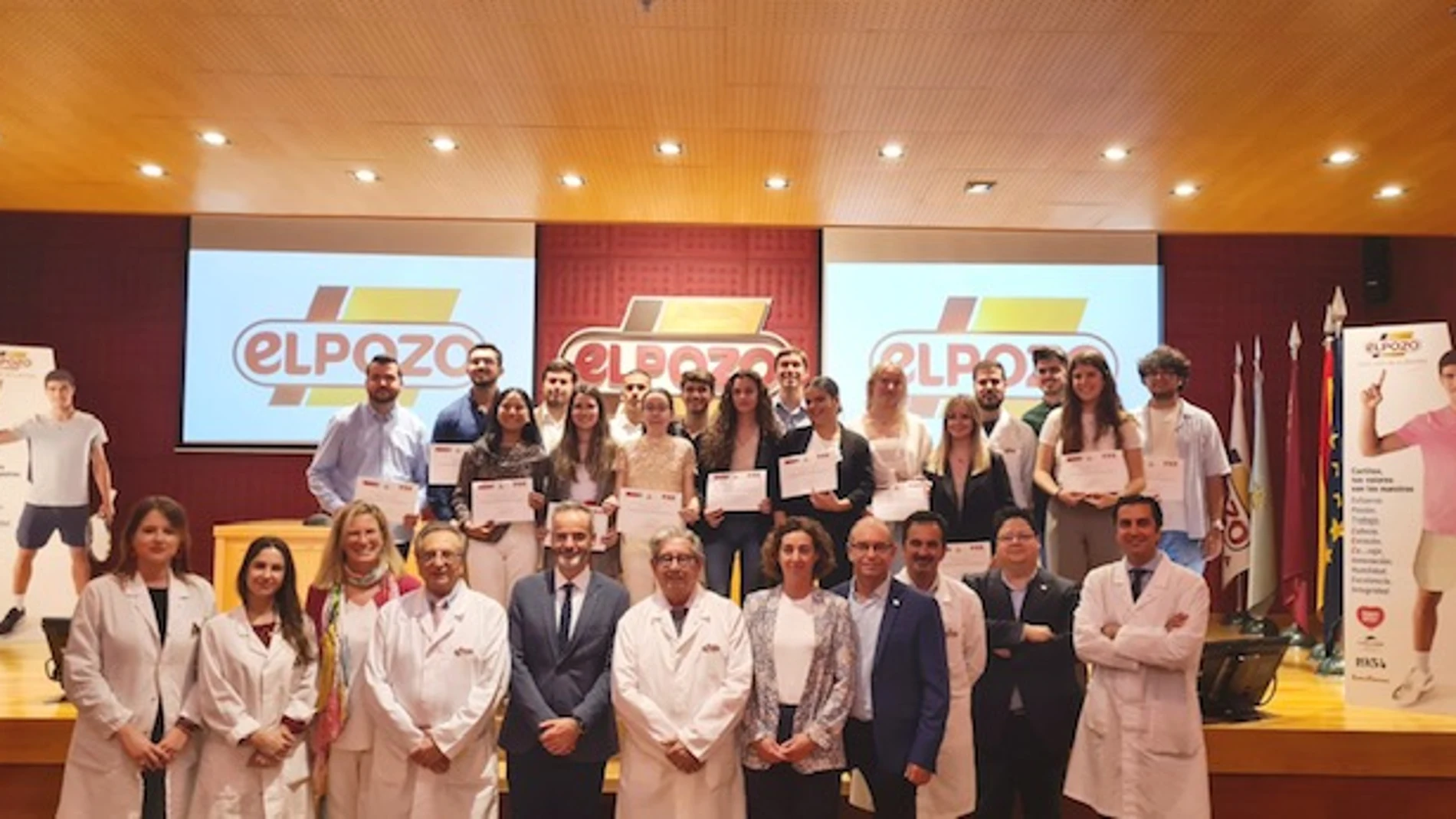 Los alumnos de la quinta promoción del programa UMU Business Talent 2023 posan con los diplomas en las instalaciones de ElPozo Alimentación