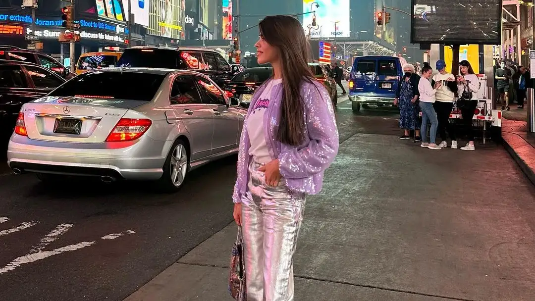 Violeta Mangriñán con bomber Zara.