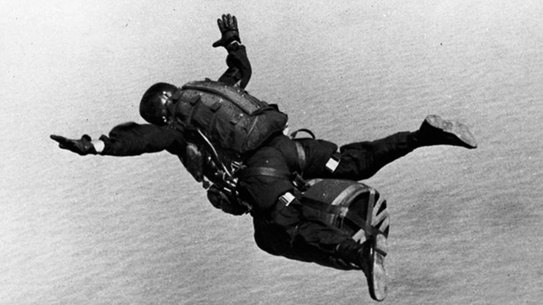Las SADM que EE.UU. creó en los años 60: saltar en paracaídas con una bomba atómica entre las piernas.