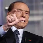 El exprimer ministro italiano y líder del partido &#39;Forza Italia&#39;, Silvio Berlusconi, habla durante la grabación del programa de Rai TV &#39;Porta a Porta&#39;, presentado por el periodista Bruno Vespa, en Roma