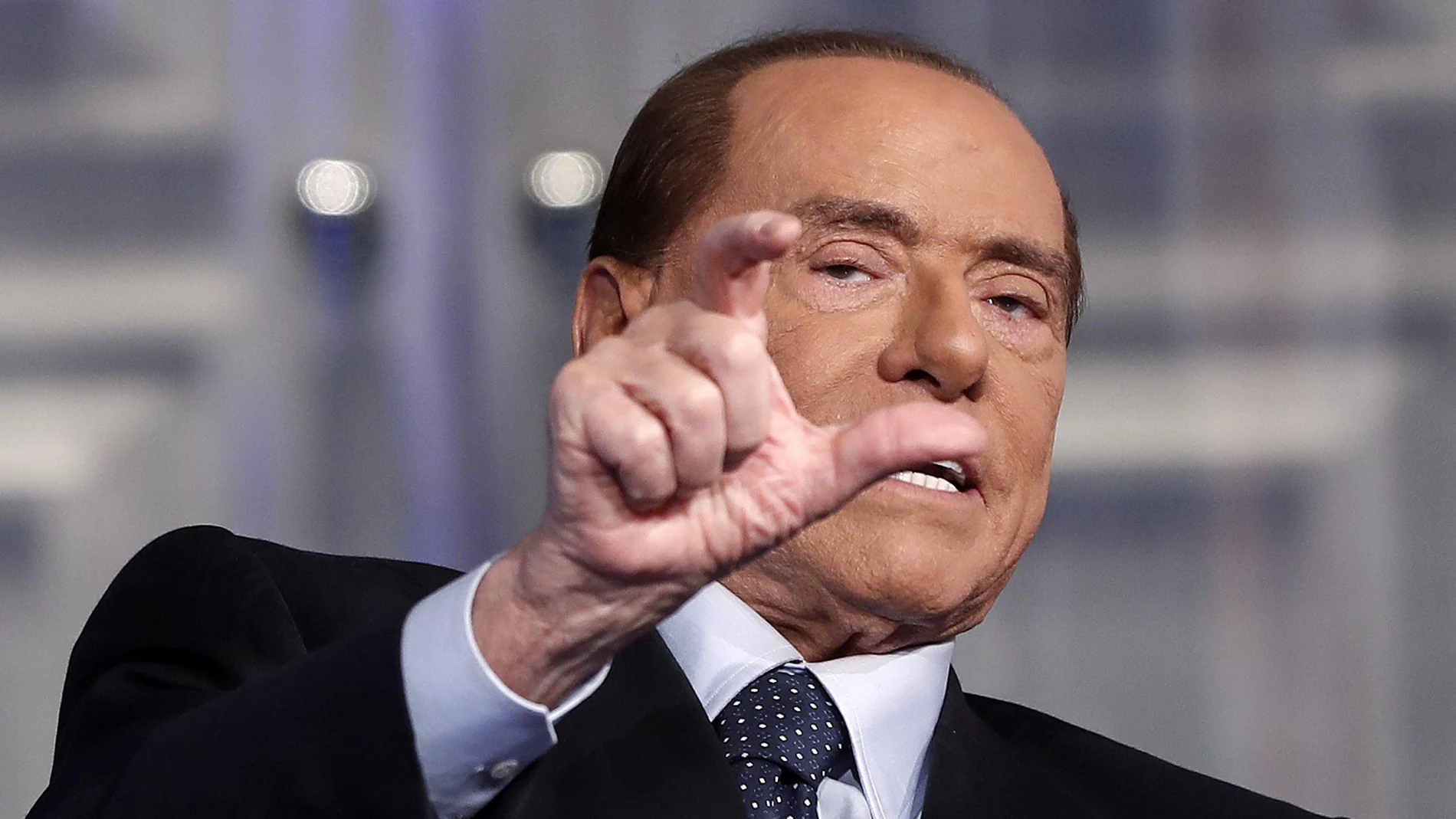 El exprimer ministro italiano y líder del partido 'Forza Italia', Silvio Berlusconi, habla durante la grabación del programa de Rai TV 'Porta a Porta', presentado por el periodista Bruno Vespa, en Roma