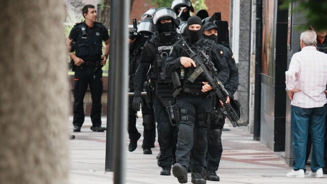 El hombre atrincherado en su casa de Leioa durante tres horas ha sido detenido por desórdenes públicos y amenazas
