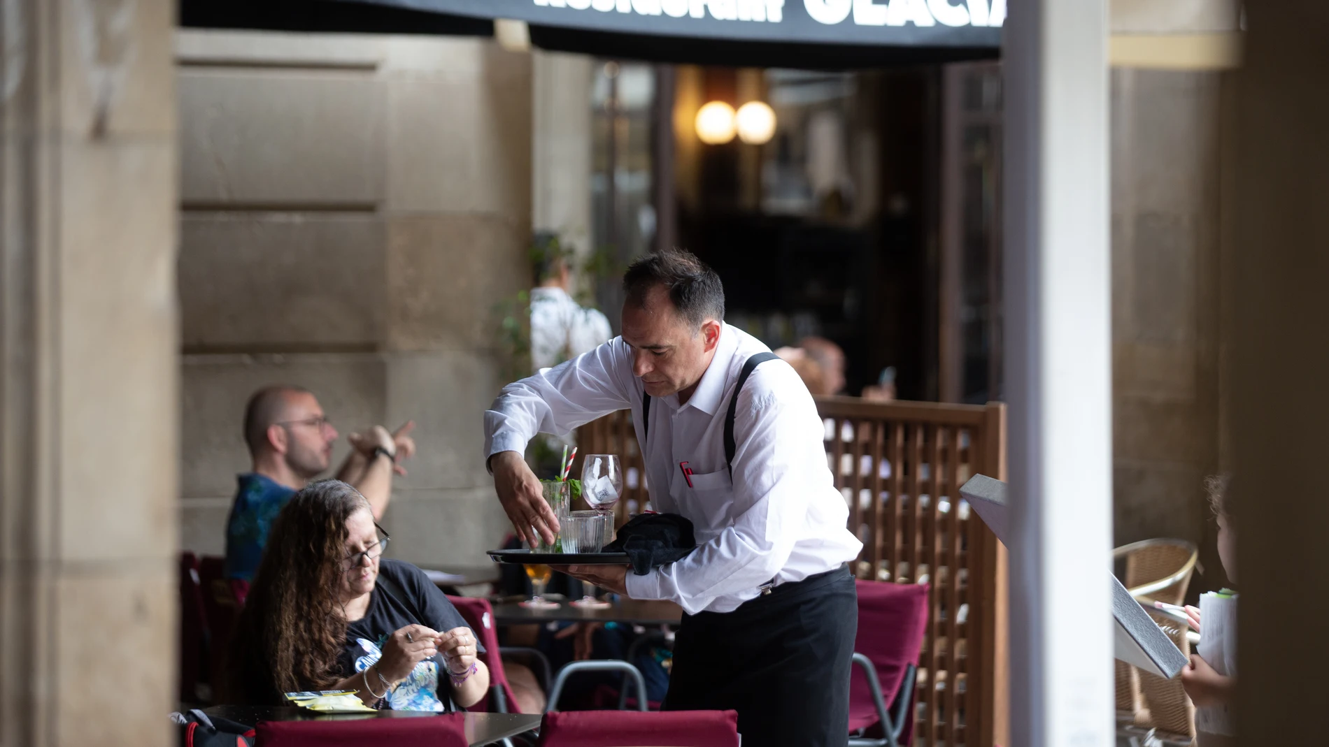 Economía.- La hostelería en España pierde 32.000 camareros y 3.000 cocineros en cuatro años, según CCOO