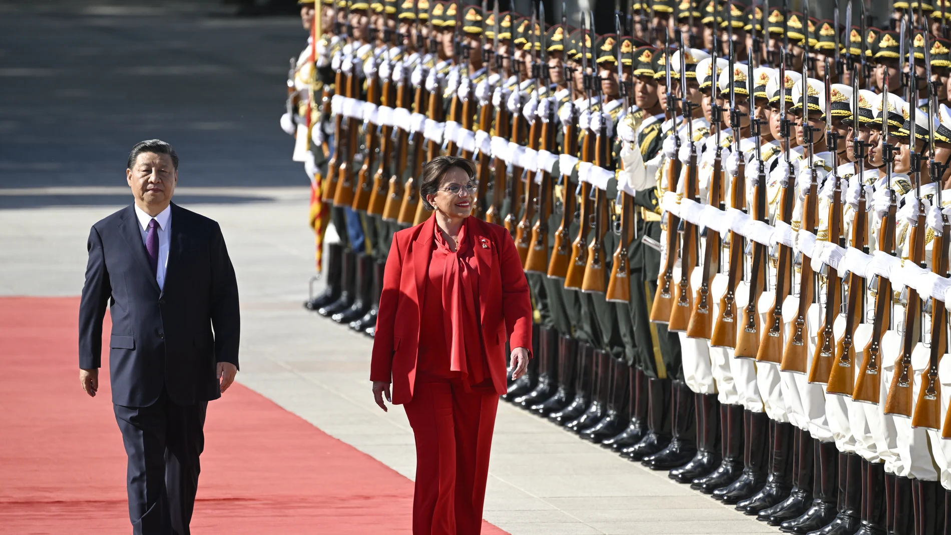 El presidente chino recibe a su homóloga hondureña, Xioamara Castro, en el Gran Salón del Pueblo tras el bandazo de su política en marzo