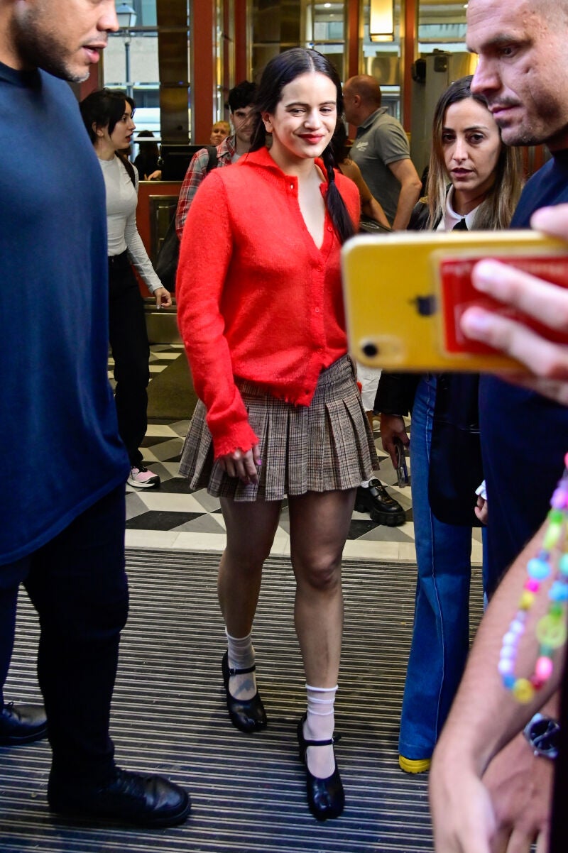 Rosalía vestida de colegiala en Madrid.