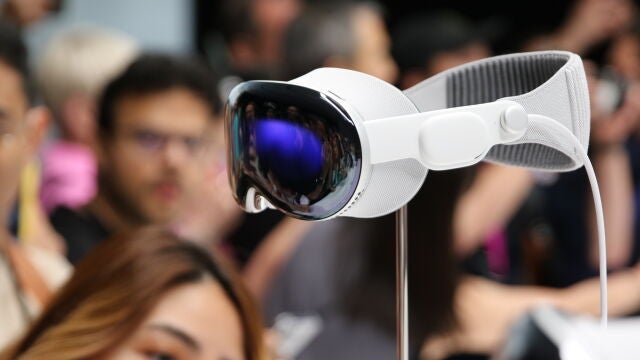 Apple planea lanzar un modelo de Vision Pro más económico a finales de 2025, según Gurman