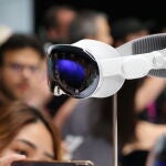 Apple planea lanzar un modelo de Vision Pro más económico a finales de 2025, según Gurman