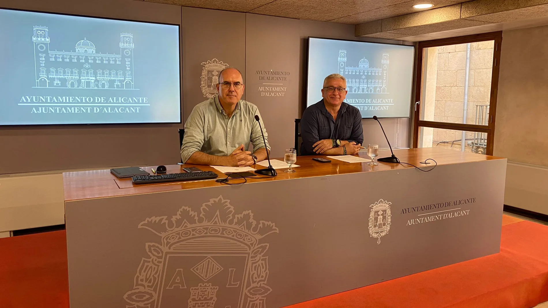 Manuel Villar y Antonio Manresa en la rueda de prensa hoy de la Junta de Gobierno local del Ayuntamiento de Alicante.