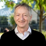 Geoffrey Hinton, padrino de la Inteligencia Artificial, ha alertado de los peligros de la misma