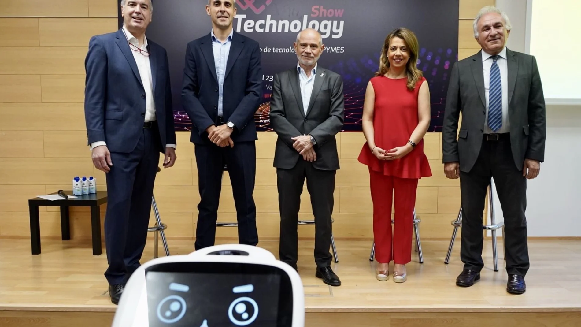 De izquierda a derecha, el director general de la Feria de Valladolid, Alberto Alonso; el rector general de Carbó Consulting, Jordi Carbó; el presidente del Comité Ejecutivo de Feria de Valladolid, Víctor Caramanzana; la secretaria general Consejo de Cámaras de Comercio Castilla y León, Marian Hidalgo; el vicepresidente de AETICAL, Fernando Pérez