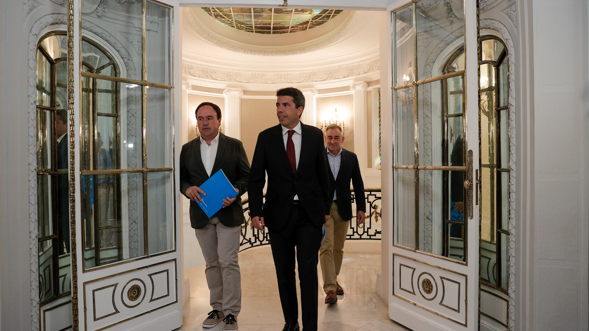 El candidato del PP a la Presidencia de la Generalitat, Carlos Mazón, mantiene su tercera reunión con los grupos parlamentarios sobre su investidura