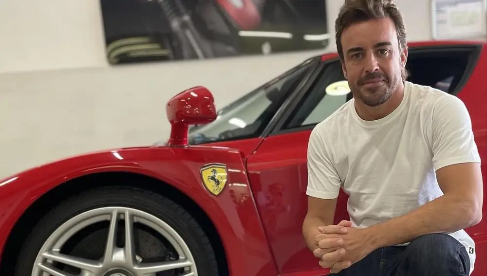 Alonso junto el Ferrari Enzo