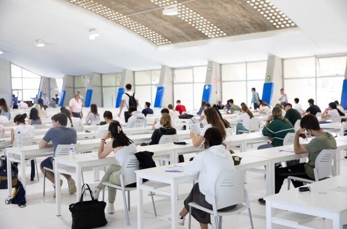 Estudiantes preparados para realizar uno de los exámenes de las pruebas de acceso a la universidad 2023, en la Universidad Pablo de Olavide (UPO) en la primera jornada de la PEvAU, a 13 de junio del 2023 en Sevilla