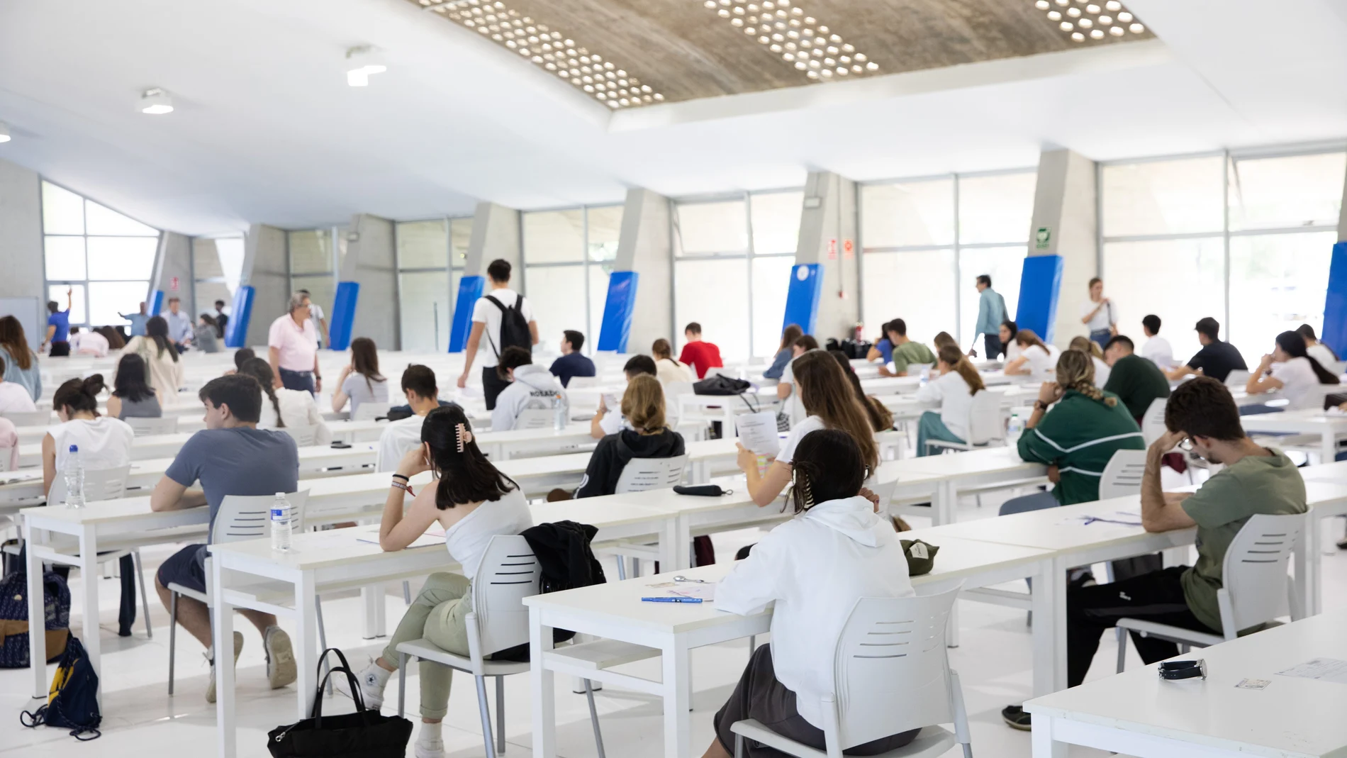 Estudiantes preparados para realizar uno de los exámenes de las pruebas de acceso a la universidad 2023, en la Universidad Pablo de Olavide (UPO) en la primera jornada de la PEvAU, a 13 de junio del 2023 en Sevilla