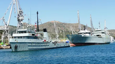 El Martín Posadillo, detrás, remolcado por el Mar Caribe, sale del puerto de Cartagena