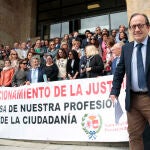 Abogados y procuradores de León protestan en los juzgados de León