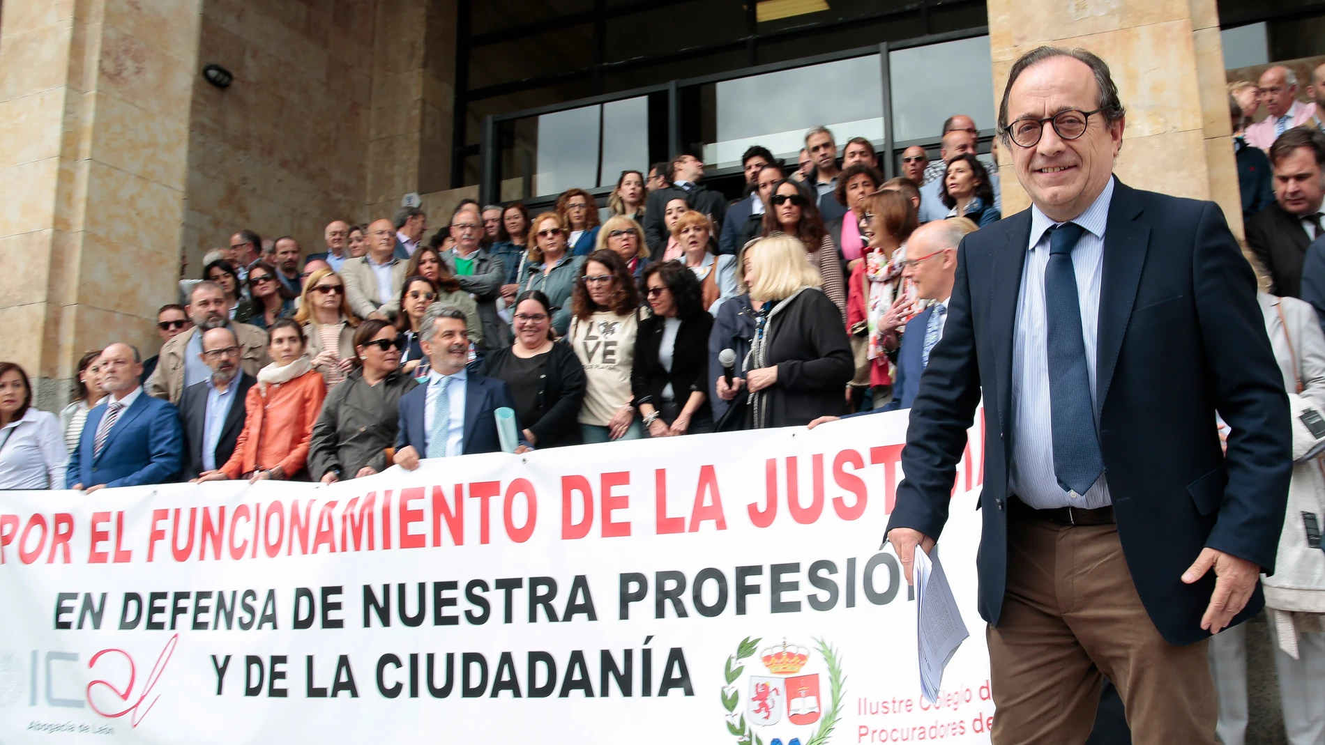 Abogados y procuradores de León protestan en los juzgados de León