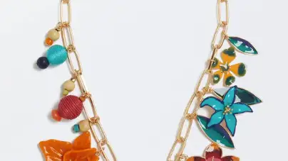 Collar multicolor con flores