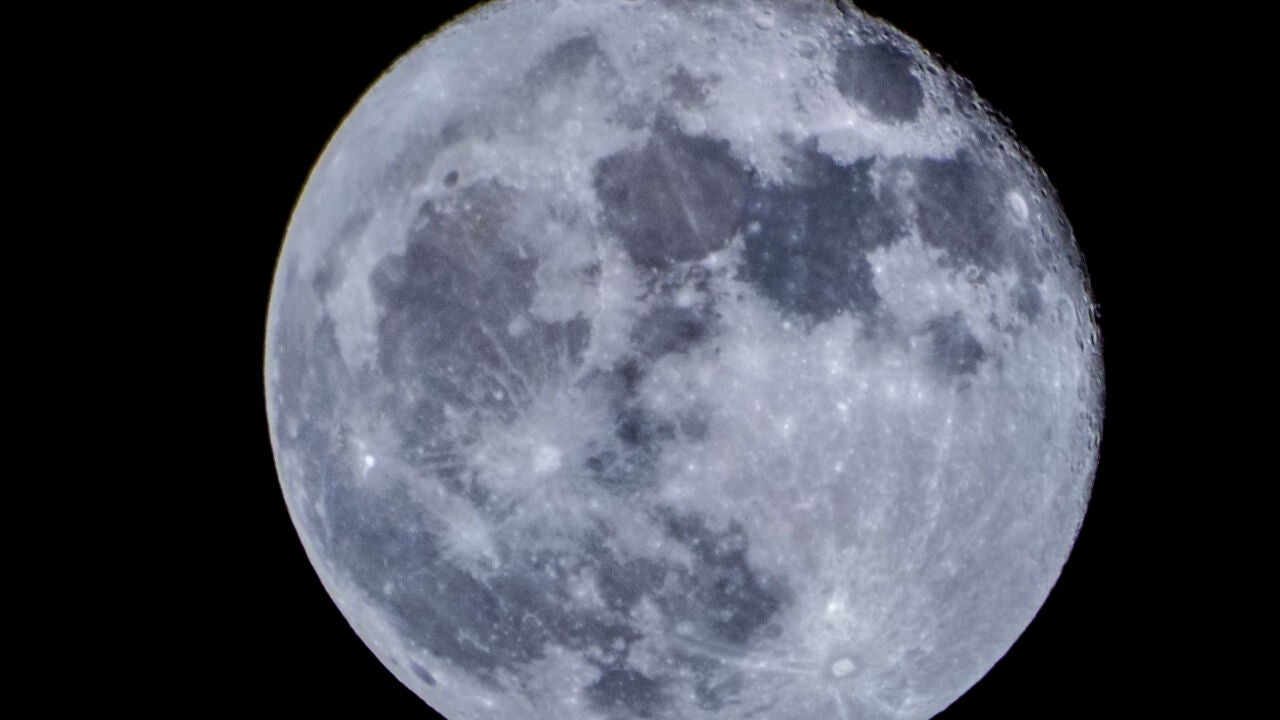 La NASA cree que hay vida en la Luna: esta es la razón
