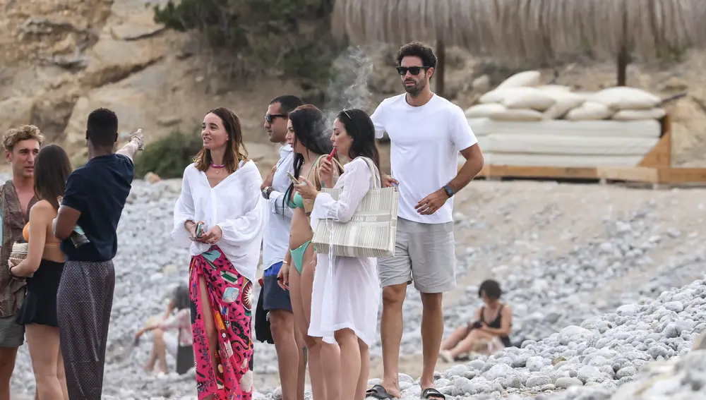 Juan Betancourt se divierte con amigos en Ibiza