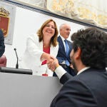 Visitación Martínez estrecha la mano de López Miras tras la constitución de la Mesa de la Asamblea