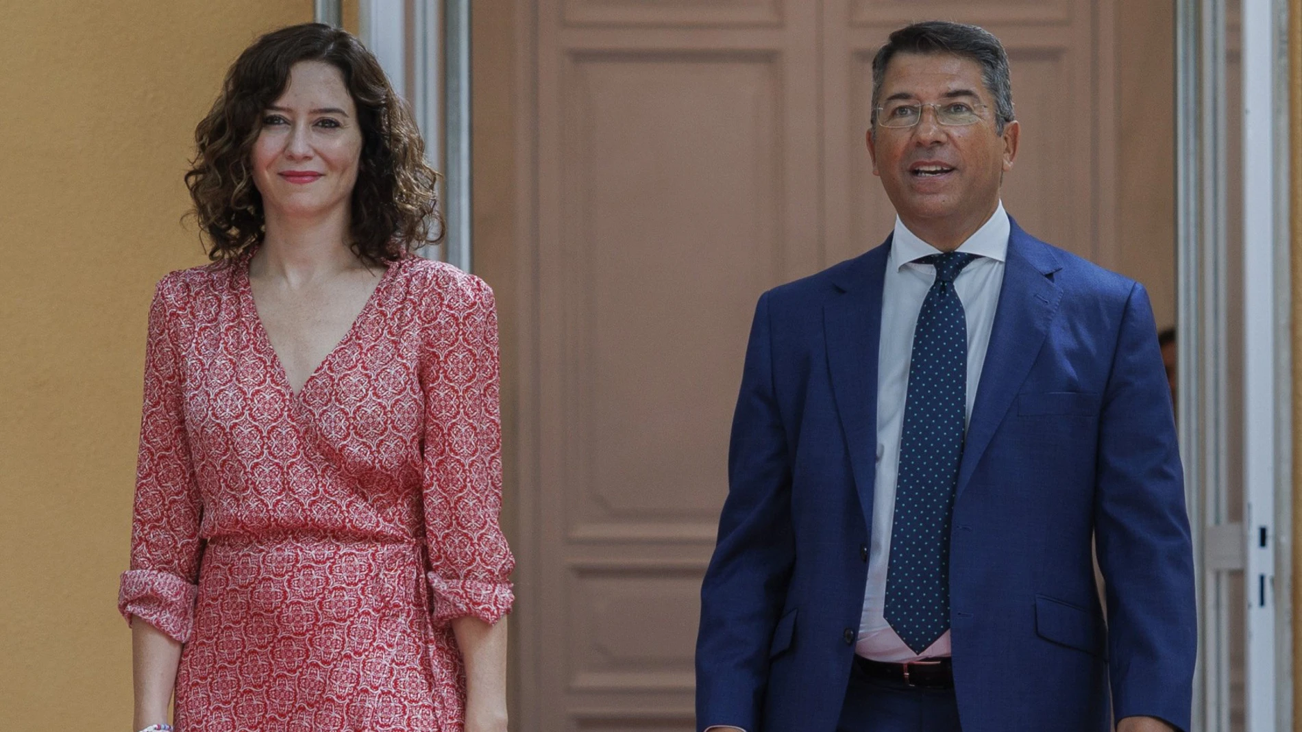 La presidenta de la Comunidad de Madrid, Isabel Diaz Ayuso, recibe al portavoz del PP en la Asamblea, Pedro Muñoz Abrines antes de una reunión mantenida en la sede de la Comunidad.