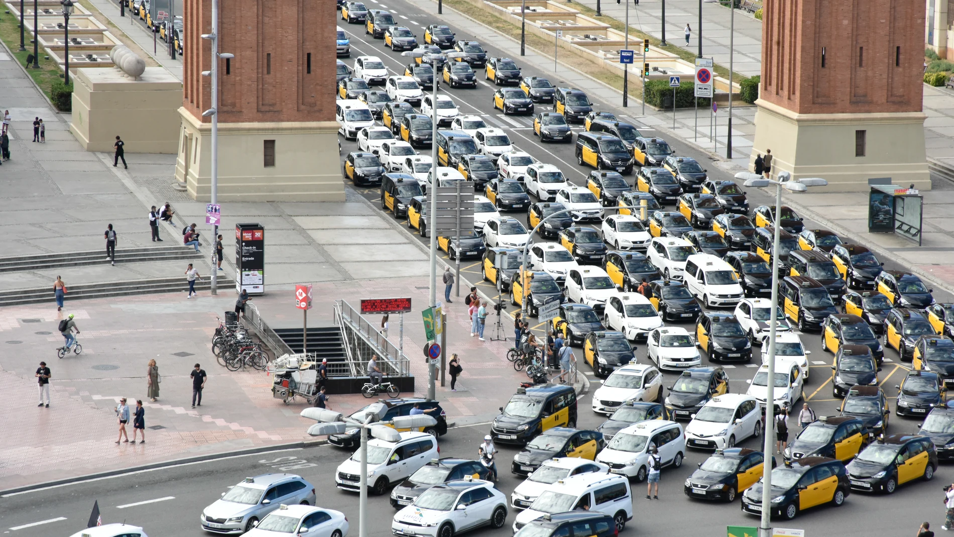 Multitud de Taxis durante una marcha lenta hasta la Delegación del Gobierno contra la liberalización de los VTC, a 14 de junio de 2023, en Barcelona, Catalunya (España). El taxi metropolitano de Barcelona protesta contra la liberalización de las licencias de VTC interurbanas, y reclama que puedan gestionarse desde el territorio y no desde el Ministerio de Transportes, Movilidad y Agenda Urbana. La concentración ha sido convocada por Élite Taxi. 14 JUNIO 2023;PROTESTA;MANIFESTACIÓN;MOVIMIENTO...