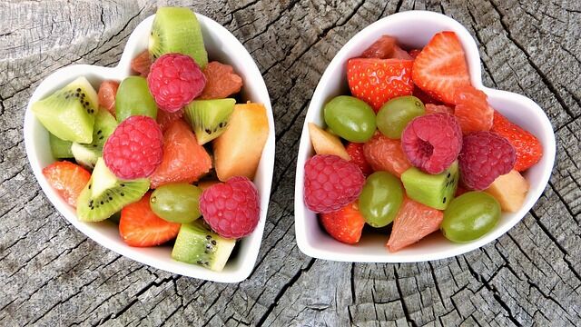 Dos platos de frutas