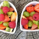 Dos platos de frutas