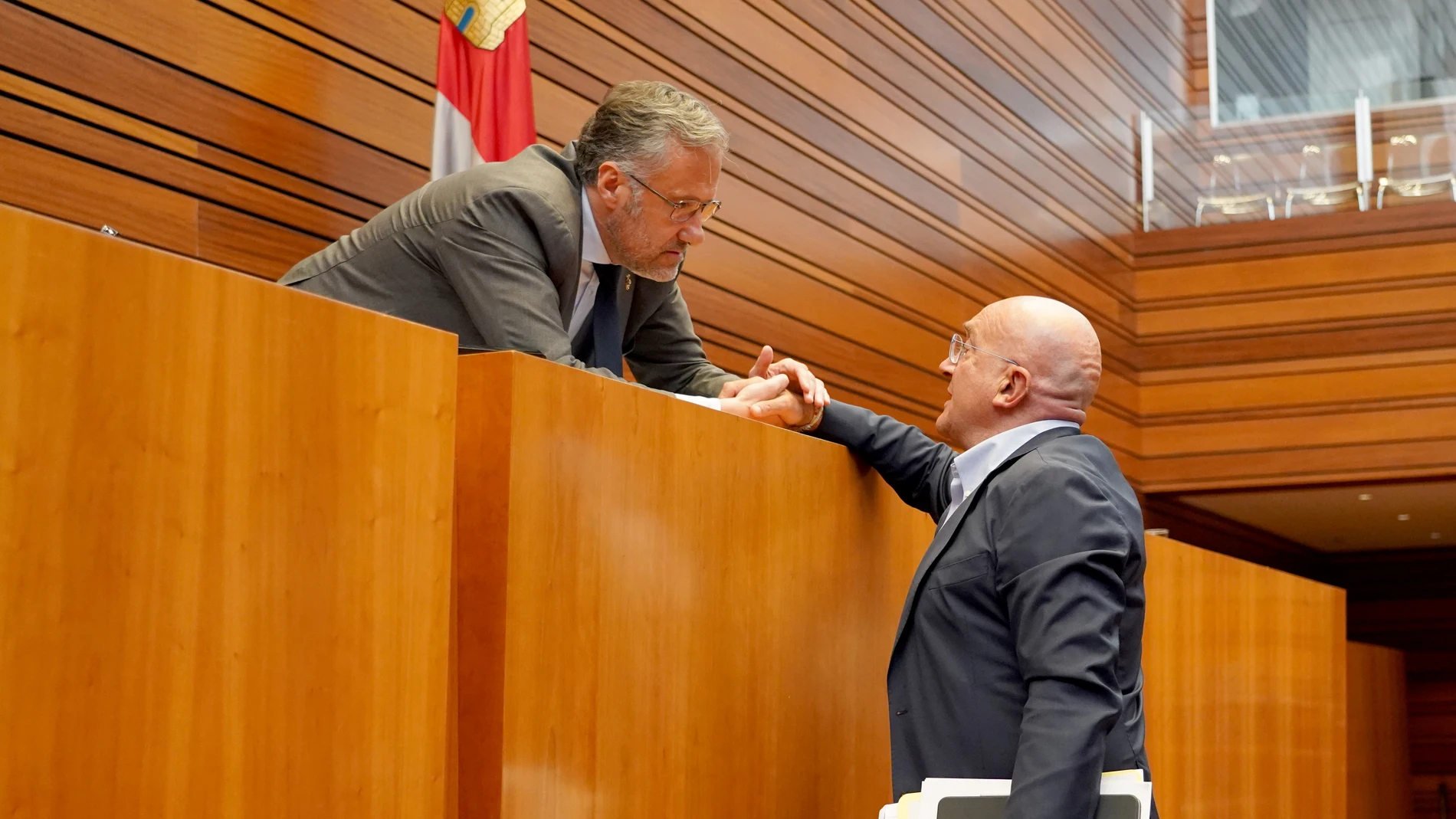 Jesús Julio Carnero se despide del presidente de las Cortes de Castilla y León, Carlos Pollán