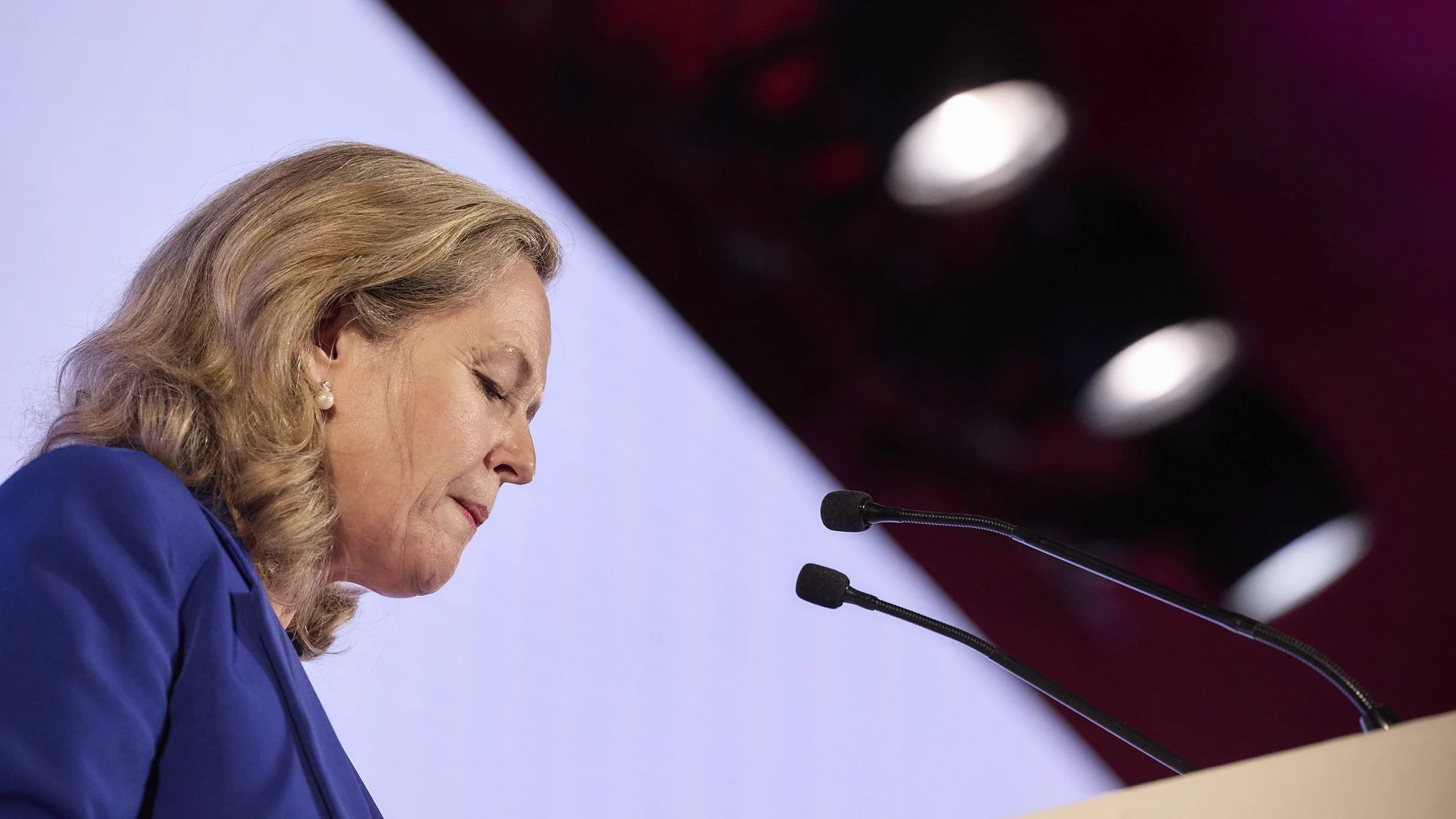 La vicepresidenta primera y ministra de Asuntos Económicos y Transformación Digital, Nadia Calviño, interviene a la tercera jornada de la celebración del 45º aniversario del diario económico ‘Cinco Díasí, en el Teatro Real, a 14 de junio de 2023, en Madrid (España). La celebración se lleva a cabo durante tres días, hasta mañana, 14 de junio y cuenta con debates, encuentros, diálogos, ponencias y sesiones en las que participan empresarios, economistas, sociólogos, pensadores, políticos y cargos públicos con responsabilidad en la administración del Estado, para conmemorar la efeméride. ‘Cinco Díasí se publicó por primera vez el 3 de marzo de 1978, en plena Transición a la democracia. Integrado desde 1989 en el Grupo PRISA, el diario está dirigido desde 2022 por Amanda Mars, subdirectora también de El País. 14 JUNIO 2023;CINCO DÍAS;ANIVERSARIO;PRISA;SUMAR;CARLOS MARTÍN;DIARIO ECONÓMICO;EL PAÍS;