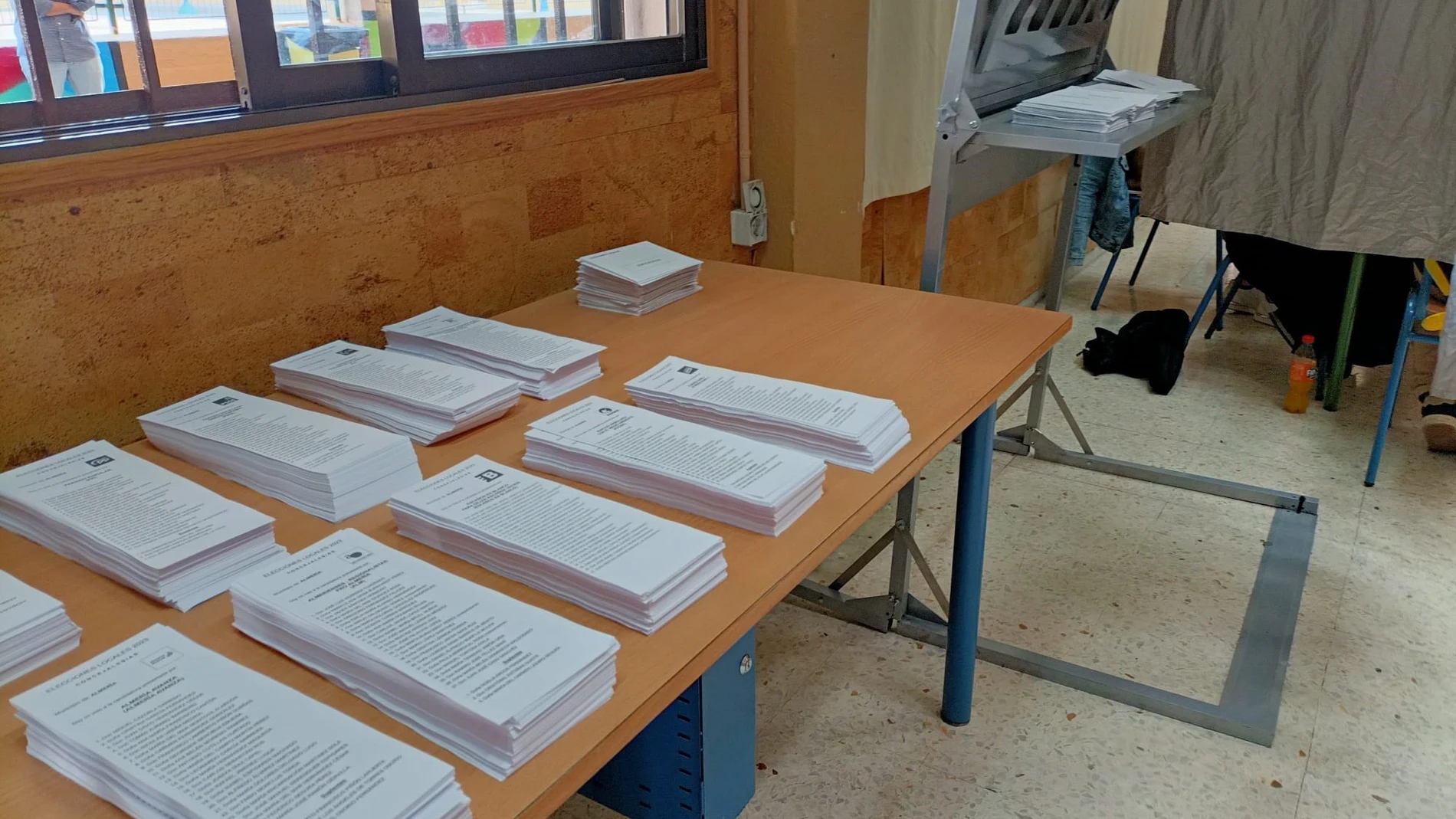 Papeletas en un colegio electoral de Almería.EUROPA PRESS15/06/2023