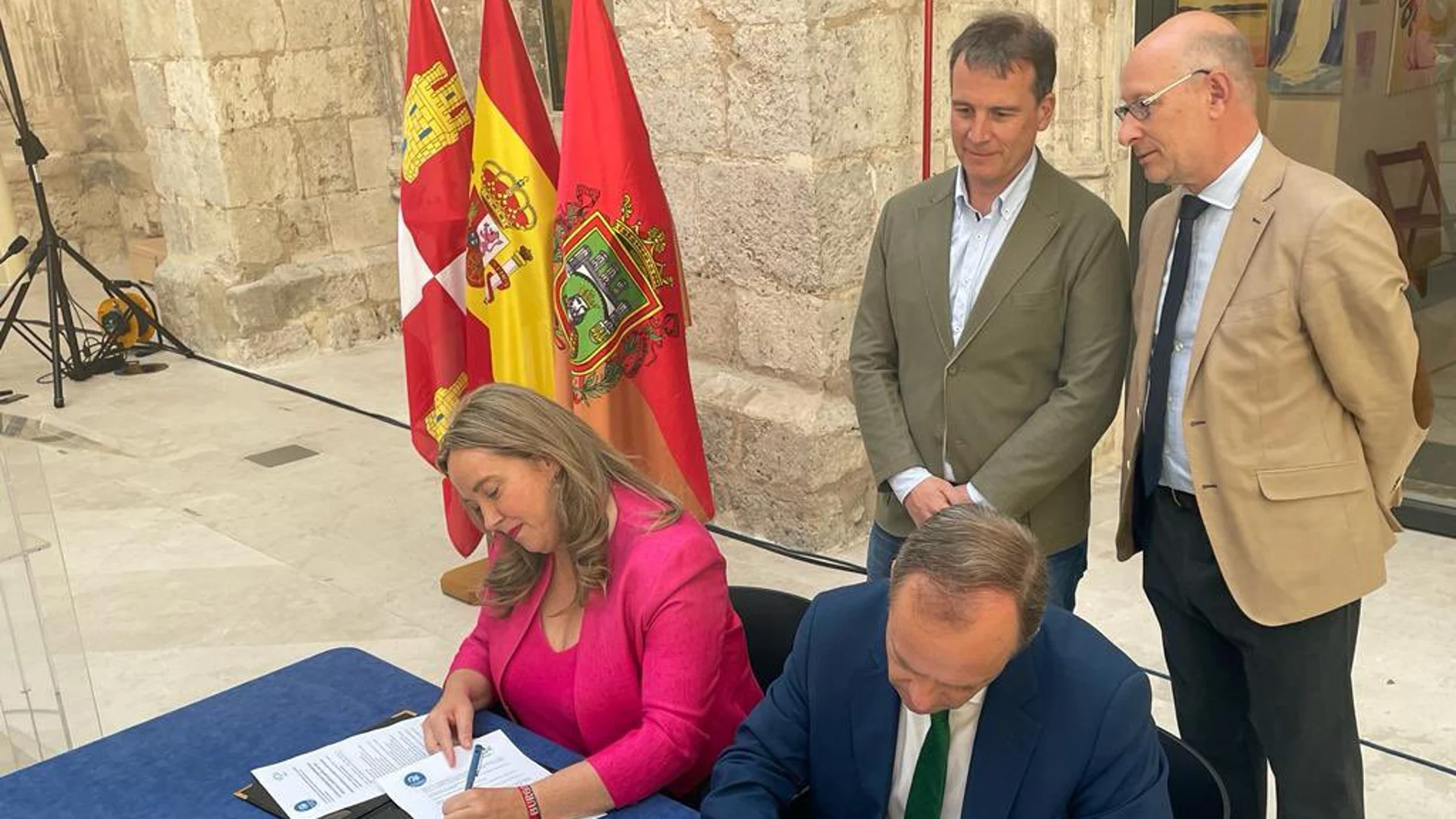 Firma del pacto entre PP y Vox para gobernar Burgos