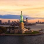Skyline de Nueva York con la estatua de la Libertad