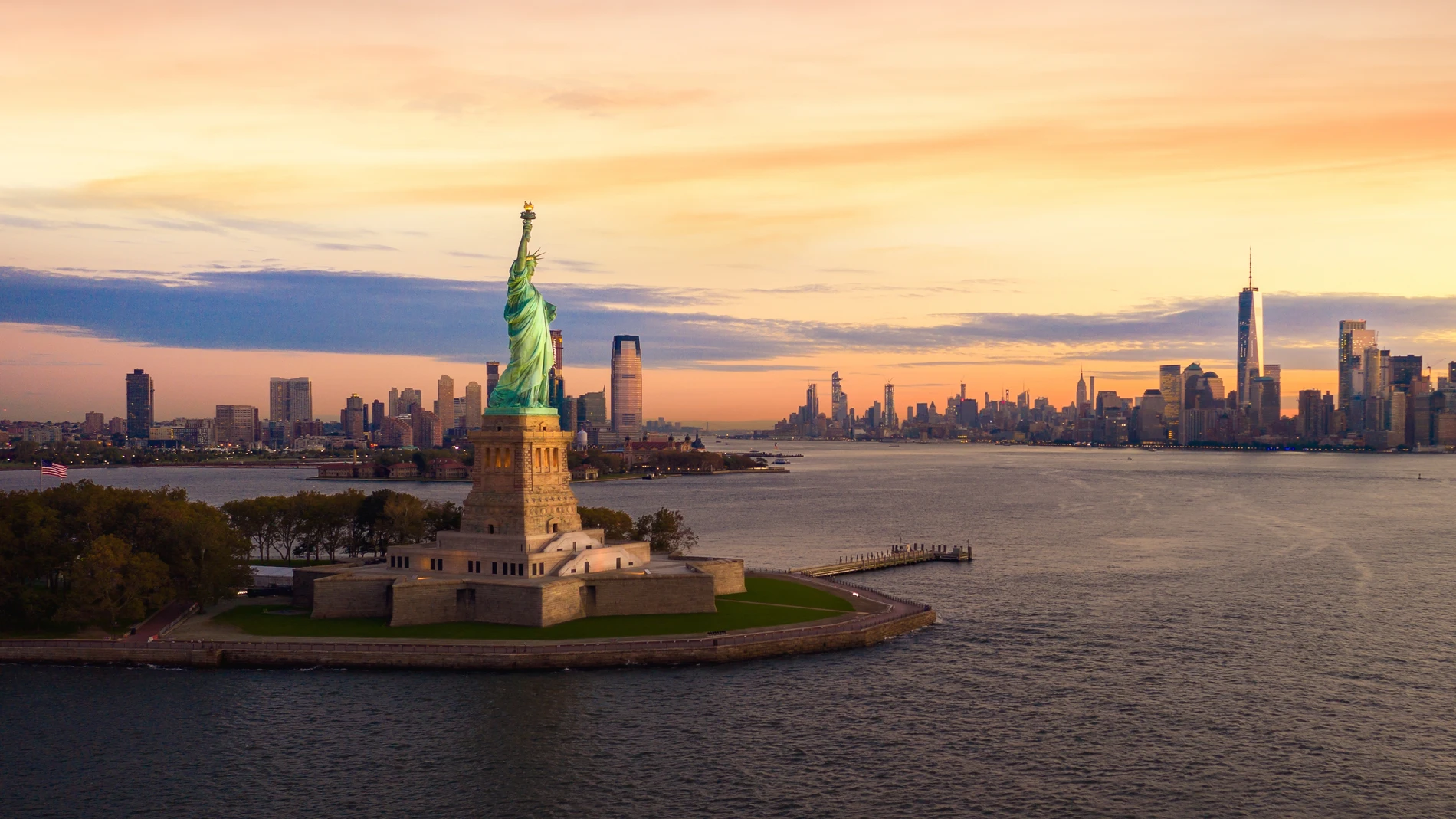 Skyline de Nueva York con la estatua de la Libertad