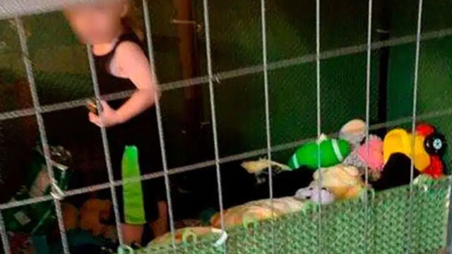  La madre ató y amordazó repetidamente a su hijo y lo encerró en una jaula para perros durante horas