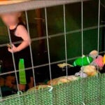  La madre ató y amordazó repetidamente a su hijo y lo encerró en una jaula para perros durante horas