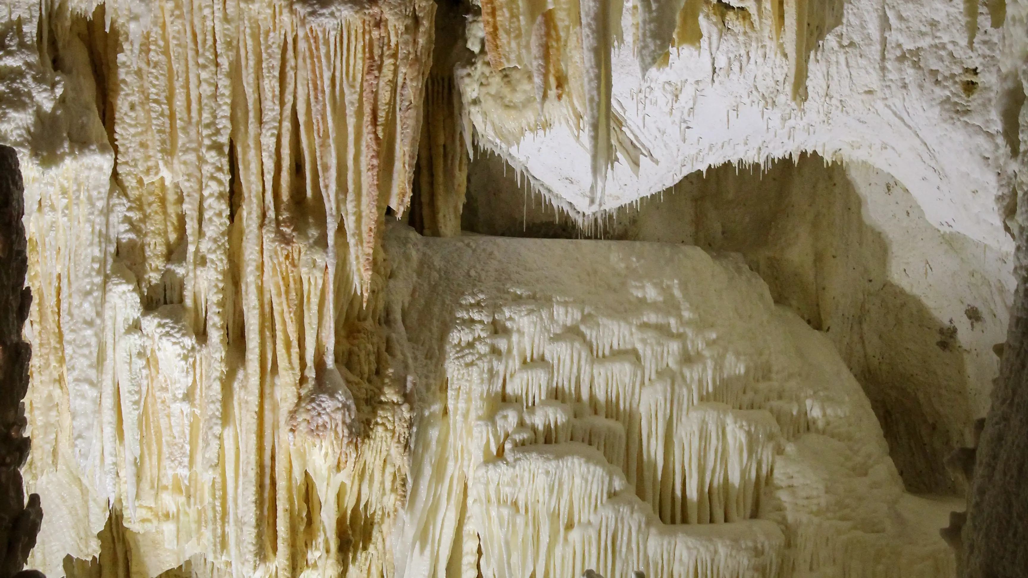 Cascada de calcita en las Cuevas de Fracassi en Italia