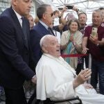 El Papa Francisco a su salida del Hospital Gemelli de Roma