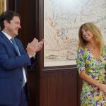 El presidente Alfonso Fernández Mañueco aplaude a su nueva directora de Gabinete, Susana Hernández