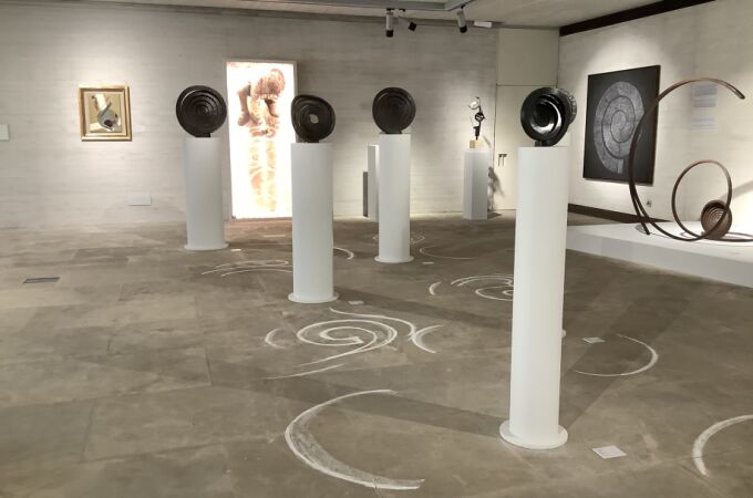 La muestra recoge una selección representativa de las espirales, temática clave en la obra de Chirino