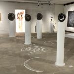 La muestra recoge una selección representativa de las espirales, temática clave en la obra de Chirino